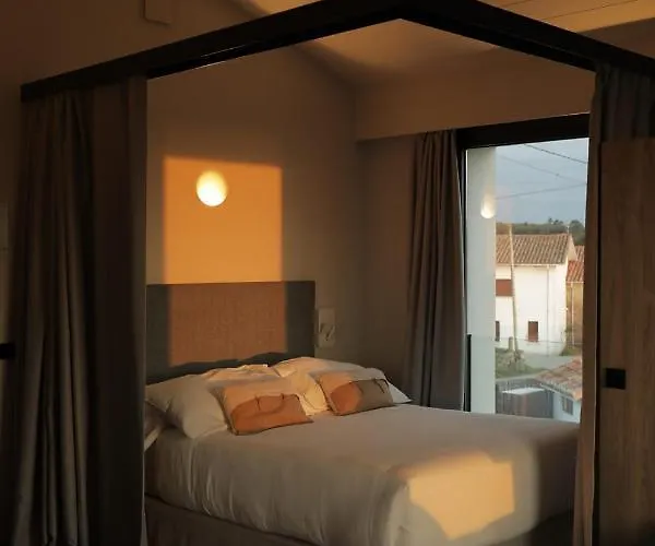 El Faro Unkempt - Tazones Villar (Oles)