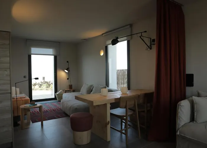 El Faro Unkempt - Tazones