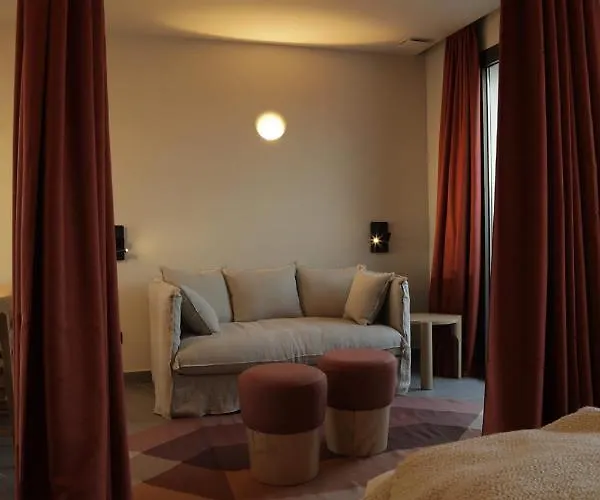 El Faro Unkempt - Tazones