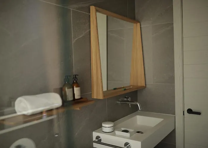 El Faro Unkempt - Tazones Aparthotel