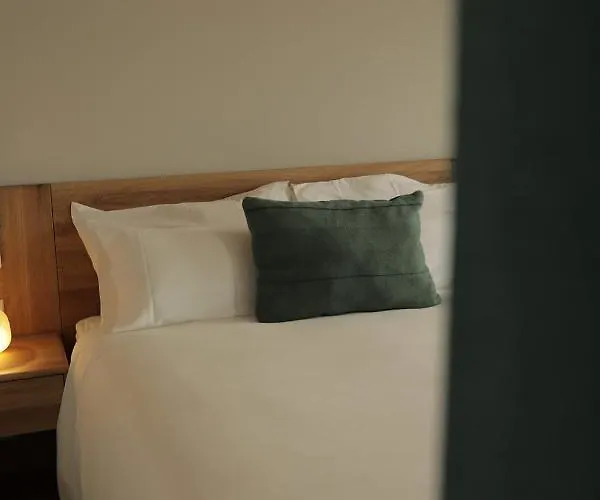 El Faro Unkempt - Tazones 4*