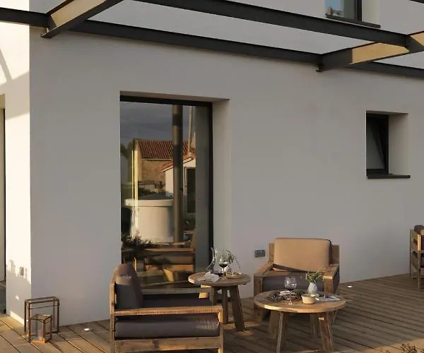 El Faro Unkempt - Tazones Aparthotel Villar (Oles)